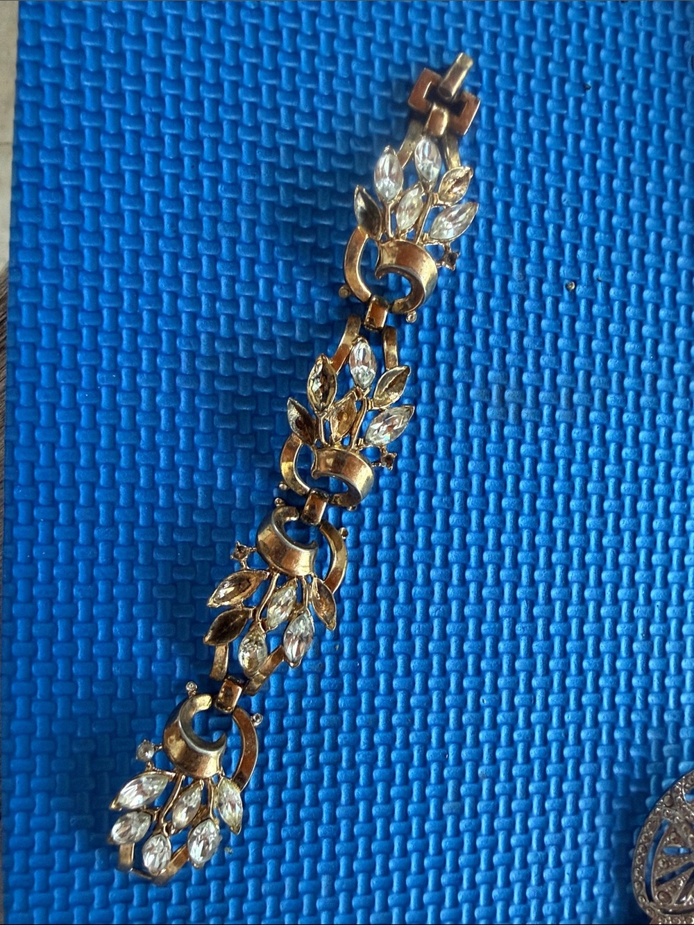 Trifari vintage Gold Tone Crystal Leaf Link Bracelet - Clear Stones